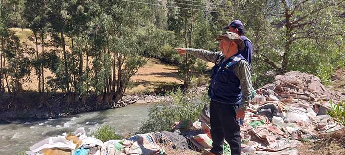 4,200 litros de petróleo contaminan río Chalhuanca tras volcadura de camión cisterna